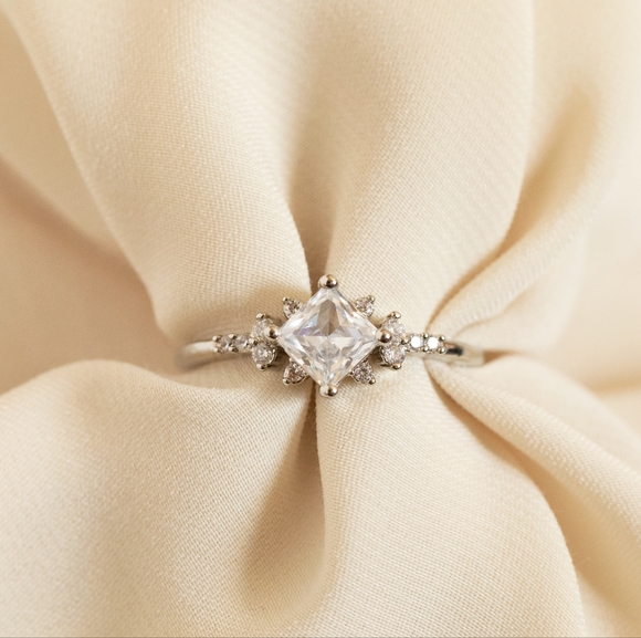 Sparkling Stone Ring - Picture 2 of 6